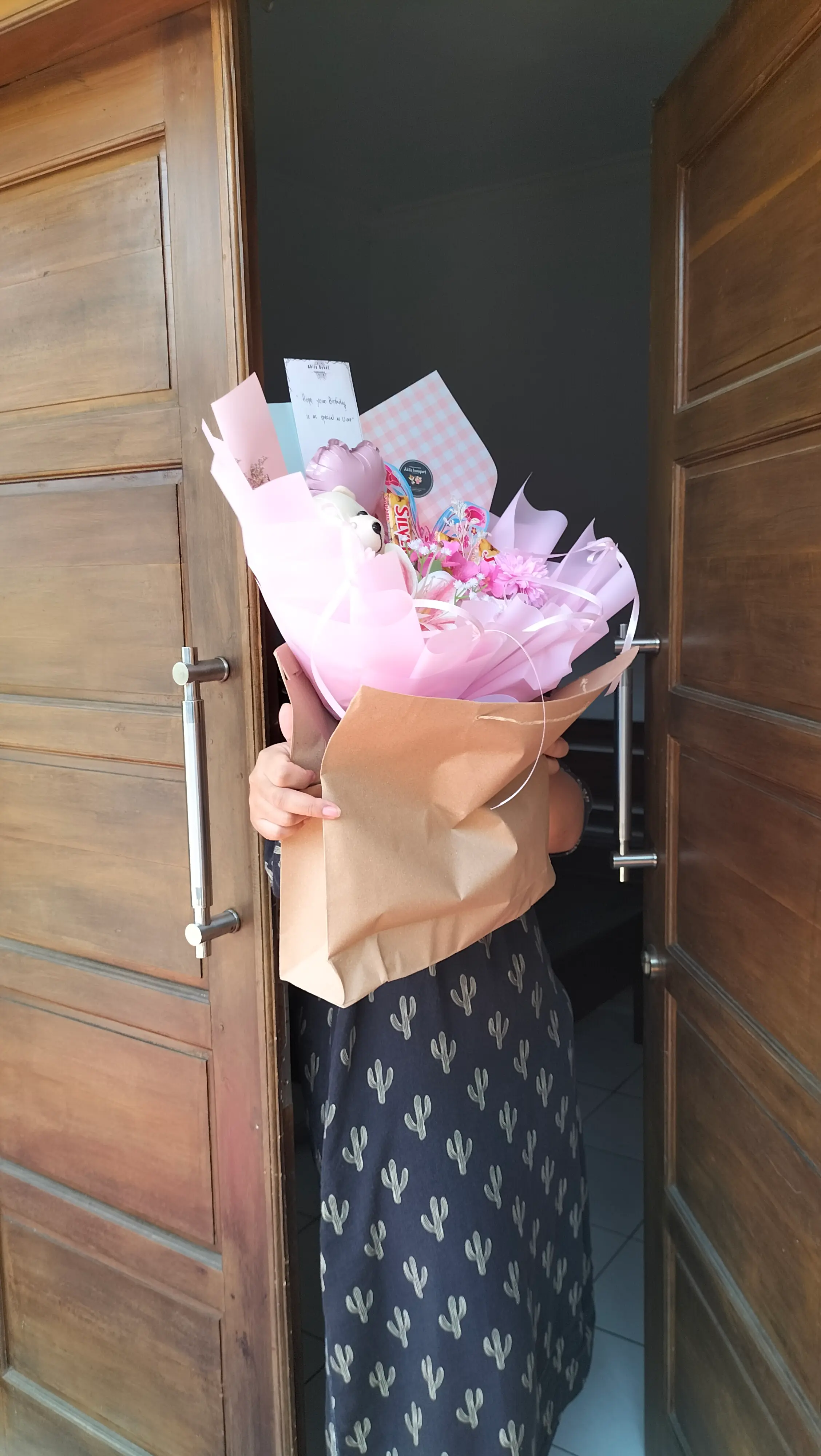 penerima buket bunga valentine mawar pink silverqueen cupid boneka cilongok banyumas