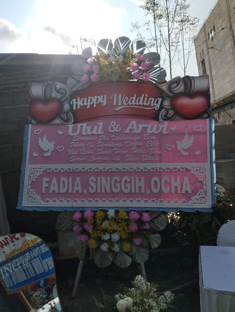 Bunga Papan Pernikahan dari AKILA Toko Bunga Purwokerto dikirim ke rumah resepsi pernikahan di Bantarsoka Purwokerto Barat