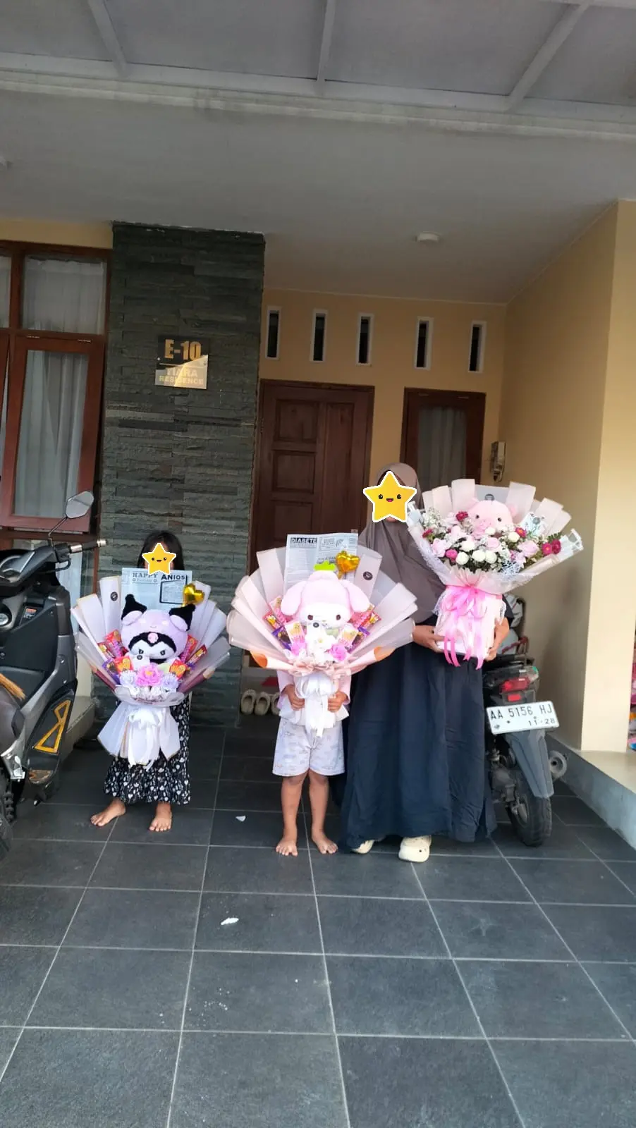 pembeli buket bunga segar mawar merah isi 15 tangkai dihiasi teddy bear di purwokerto
