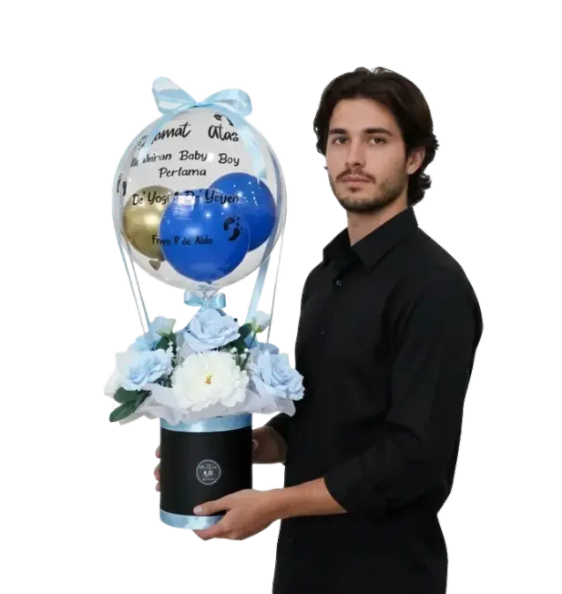 produk baloon bloom box by AKILA di pegang seorang pria