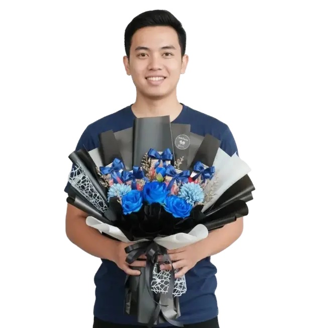 produk buket rokok by AKILA di pegang seorang pria