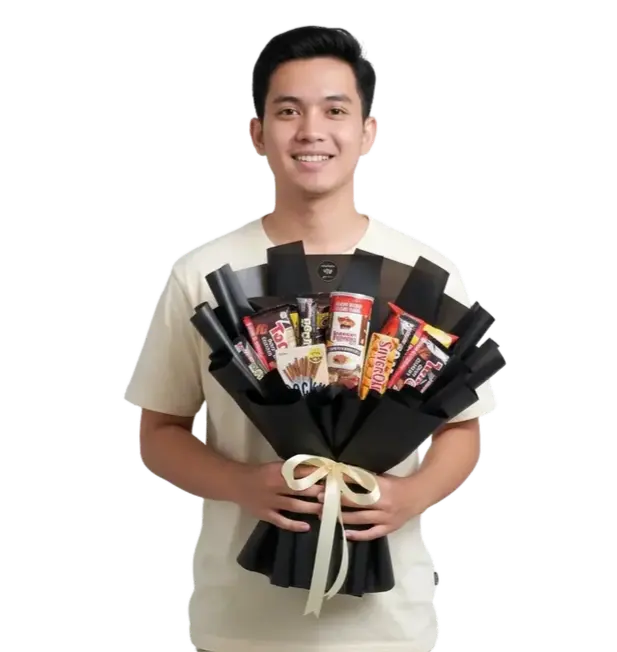 produk buket snack by AKILA di pegang seorang pria