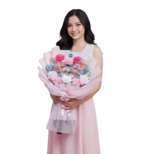 produk buket uang by AKILA di pegang seorang wanita