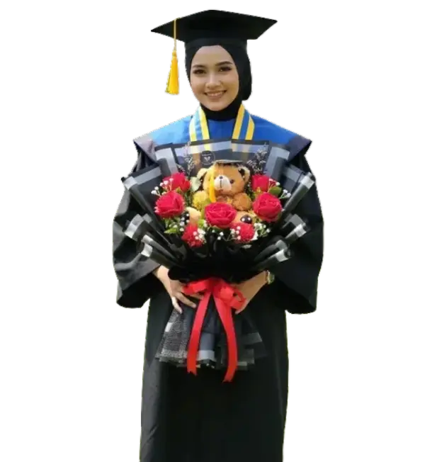 produk buket wisuda by AKILA di pegang oleh wisudawati