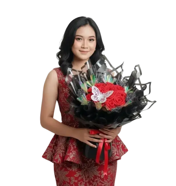 produk round buket bunga satin by AKILA di pegang oleh wanita