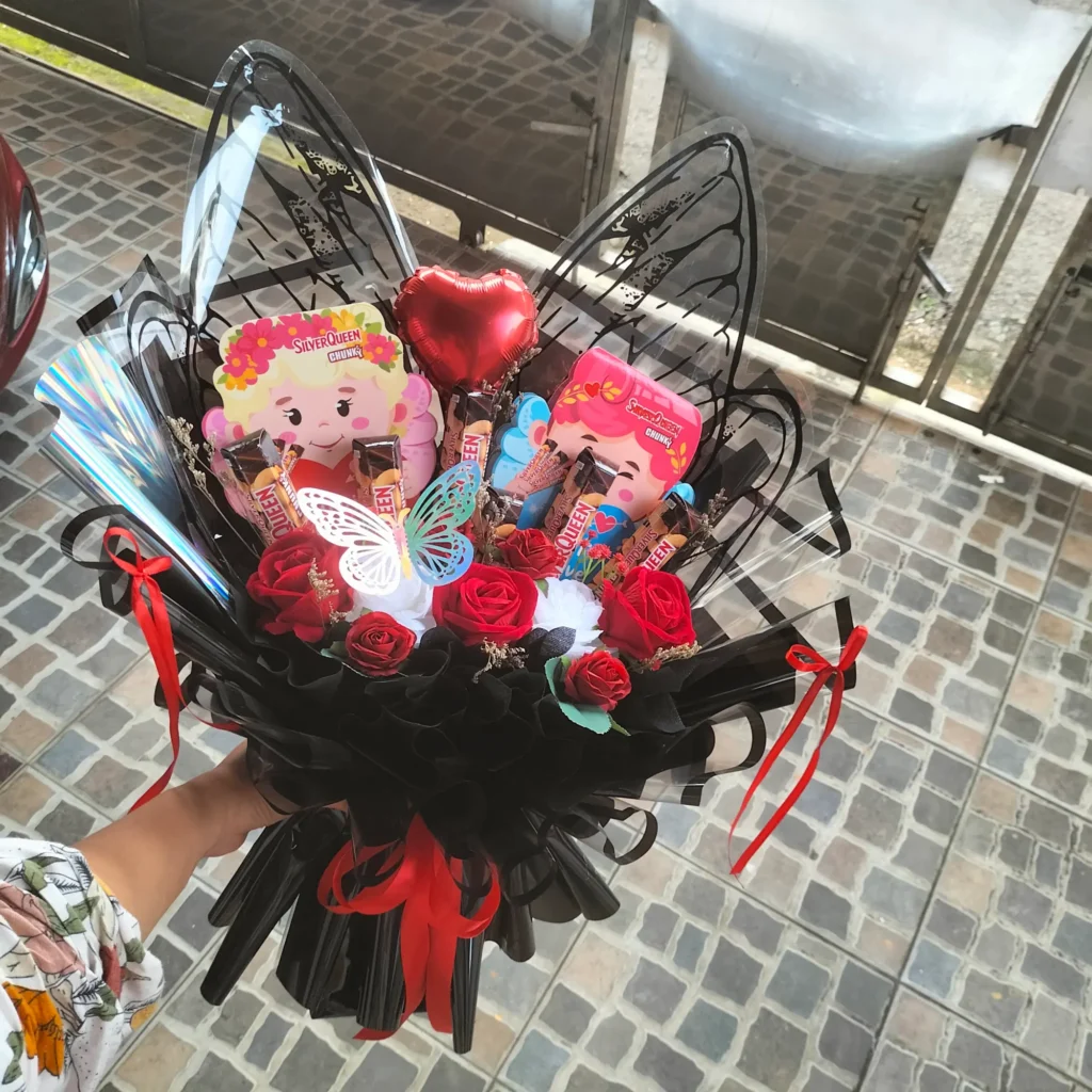 Buket valentine Purwokerto Endless Love model butterfly wrapping hitam dengan coklat SilverQueen Cupid pink dan kuning